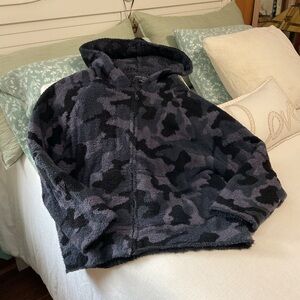 Barefoot Dreams Woman’s size XL Camouflage Puffer Jacket - Black and Gray